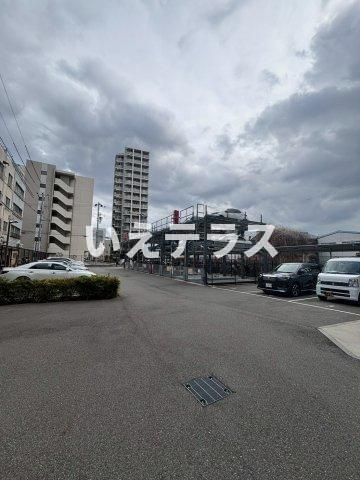 プレサンスTHE神戸の駐車場