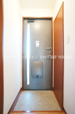ヴァンドミールの玄関|他号室の写真になります。