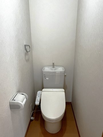練馬区富士見台3丁目　中古戸建のトイレ|現地写真

現地ご見学希望・資料請求などお気軽にお問い合わせ下さい！
03-5990-5201