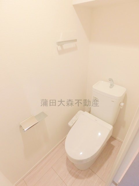 RJRプレシア蒲田のトイレ|棚と温水洗浄便座付きのトイレ　