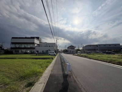 【前面道路含む現地写真】 | 【上手子林第１期　現地外観】
※令和８年７月時点