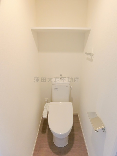 RJRプレシア蒲田のトイレ|棚と温水洗浄便座付きのトイレ　
