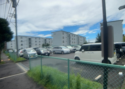 【駐車場】 | 相武台団地１５１７号棟 | 月額７６３９円で利用可能な敷地内駐車場を用意しております。敷地内に愛車を駐車できるため移動も大変スムーズに行えて便利です。空き状況や詳細な区画サイズにつきましては担当まで事前にお気軽にお問合せ下さい。
