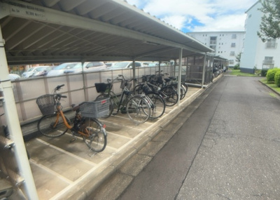 【駐輪場】 | 相武台団地１５１７号棟 | 敷地内には自転車を安全に停められる駐輪場が設置されています。小田急相模原駅までの移動や周辺施設への移動時にも自転車があると大変便利です。利用条件や空きスペースについては事前に確認しておくと安心です。