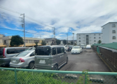 【駐車場】 | 相武台団地１５１７号棟 | 平面タイプの敷地内駐車場は車の出し入れがしやすく大変便利です。月額７６３９円の利用料となっており、お車をお持ちの方にも嬉しい条件。駐車スペースの寸法等につきましては現地で直接ご確認いただけます。