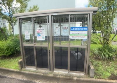 【設備】 | 相武台団地１５１７号棟 | 室内にはＴＶモニタ付インターホンが設置されており訪問者を映像で確認可能です。また、照明器具やエアコンなどの便利な設備もあらかじめ用意されているため、入居時の費用負担を抑えることができて大変お得です。