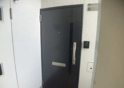 【防犯設備】 | 相武台団地１５１７号棟 | 防犯対策として室内にはＴＶモニタ付インターホンが完備されています。来訪者の顔をモニター越しにしっかり確認してから対応できるため安心。お子様のお留守番や一人でのお過ごしの際にも頼もしい安心設備です。