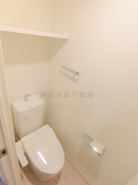 RJRプレシア蒲田のトイレ|棚と温水洗浄便座付きのトイレ　