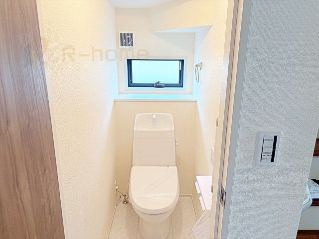那珂市菅谷19期　新築戸建て　1号棟のトイレ|温水洗浄便座付きのトイレ。
トイレが２ヵ所設置で朝の忙しい時間でも安心です。