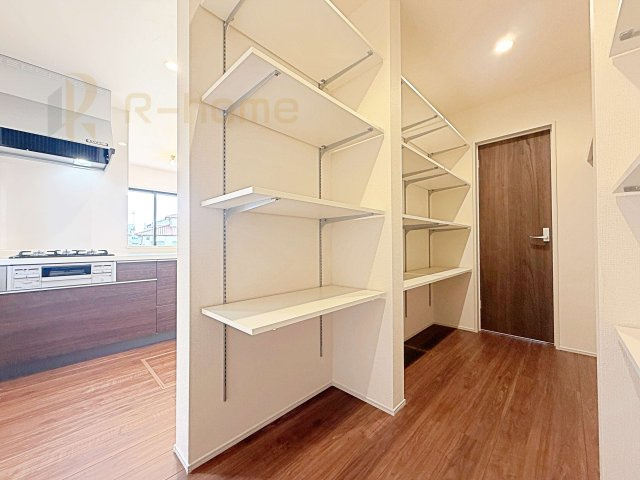那珂市菅谷19期　新築戸建て　1号棟の収納|キッチンにはパントリーを設置！キッチン回りの整理整頓の悩みも解決♪
