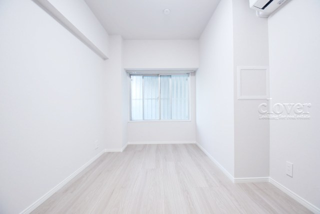 【洋室】 | マンション東陽町 | 窓から明るい光が差し込む洋室。ベッドを置いて個人居室にする場合は、多くの時間を過ごすことになる空間です。使い勝手や落ち着きを想像してください。～即日のご見学可能～　お問合せはお気軽にどうぞ。
