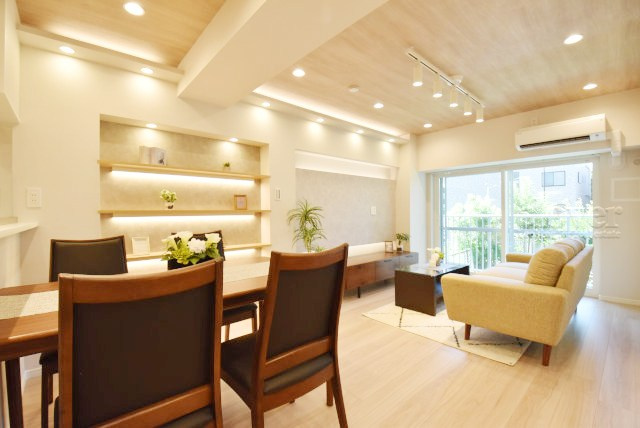 【居間・リビング】 | マンション東陽町 | 広くスペースをとってあるLDK。この空間に、どのように家具を配置していくのかを考えるのが、住宅購入時のなによりの楽しみです。～即日のご見学可能～　お問合せはお気軽にどうぞ。
