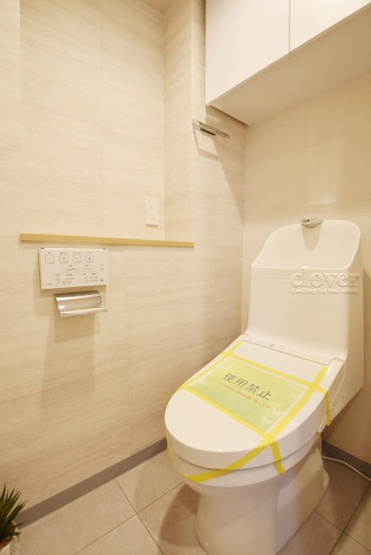 【トイレ】 | マンション東陽町 | 上部に収納を備えたトイレです。自宅の中でも最もプライベートな空間だからこそ、ほしい「落ち着き」がここにあります。～即日のご見学可能～　お問合せはお気軽にどうぞ。
