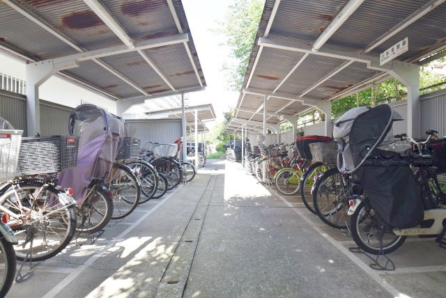【駐輪場】 | マンション東陽町 | 自転車置き場。マンションの共用部にあたります。空きの有無や駐輪料金、各戸の台数制限などについては、改めてお問い合わせください。～即日のご見学可能～　お問合せはお気軽にどうぞ。
