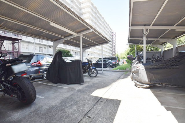 【駐車場】 | マンション東陽町 | バイク置き場。空き区画の有無や駐輪料金、サイズおよび排気量規定などについては、改めてお問い合わせください。～即日のご見学可能～　お問合せはお気軽にどうぞ。
