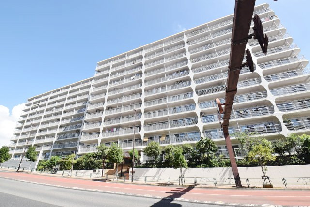 【外観】 | マンション東陽町 | 青空によく映える建物です。手入れの行き届いた外壁やマンション正面エントランスなど、綺麗な姿をぜひ一度、現地にてご覧ください。～即日のご見学可能～　お問合せはお気軽にどうぞ。
