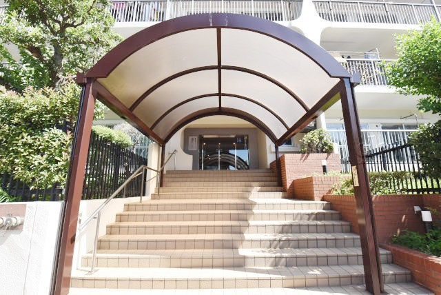 【エントランス】 | マンション東陽町 | マンションの正面エントランス。出入りする人間を癒してくれるマンション入り口であり、その建物の「顔」でもあります。～即日のご見学可能～　お問合せはお気軽にどうぞ。
