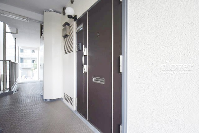 【その他共用部分】 | マンション東陽町 | 皆様をお迎えする、お部屋の玄関ドア。開けやすさや開放角度、ドアノブの操作しやすさや鍵の形状などを、現地で一度ご確認ください。～即日のご見学可能～　お問合せはお気軽にどうぞ。
