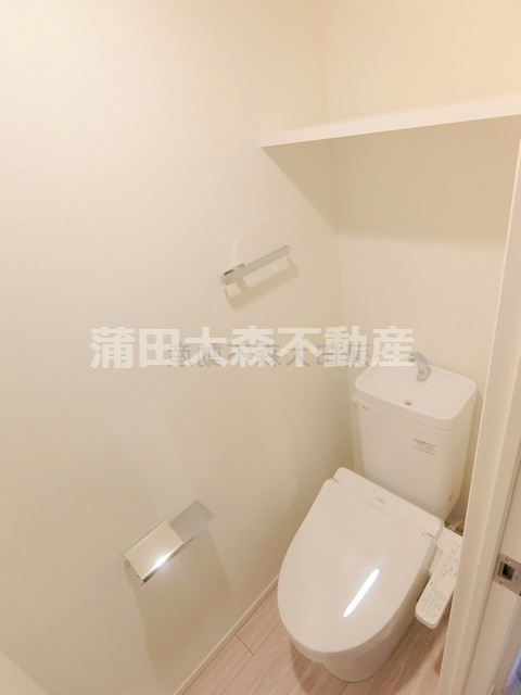 RJRプレシア蒲田のトイレ|棚と温水洗浄便座付きのトイレ　