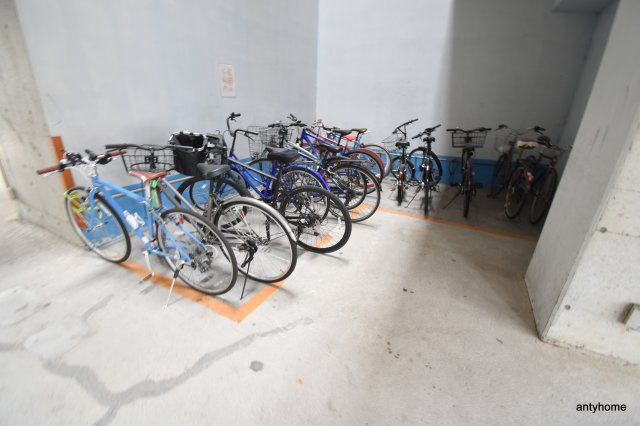サンイースト江坂　仲介手数料無料の駐車場