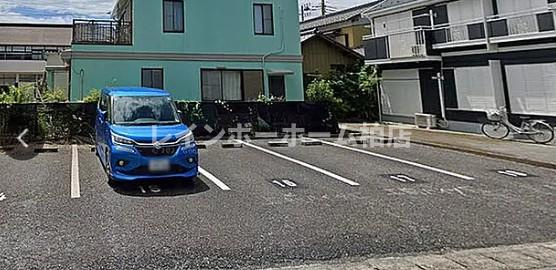 特典：仲介手数料が無料です!!の駐車場