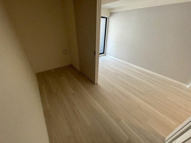 アプリーレ阿波座南の洋室