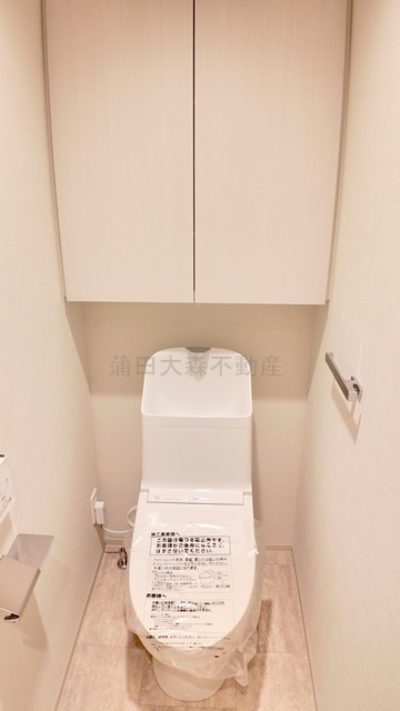 シーズンフラッツ大森西のトイレ|吊戸棚収納と温水洗浄便座付きのトイレ　