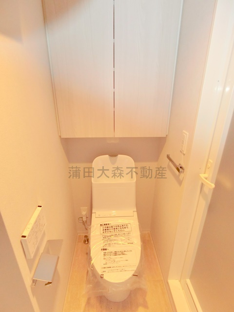 シーズンフラッツ大森西のトイレ|吊戸棚収納と温水洗浄便座付きのトイレ　