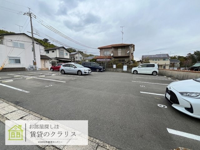 京都市西京区山田南町の賃貸マンションの駐車場