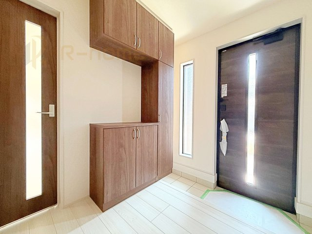 那珂市菅谷19期　新築戸建て　2号棟の玄関|気持ちよくご家族やゲストを送迎できる穏やかな雰囲気の玄関♪大きな下駄箱で玄関廻りスッキリ♪
