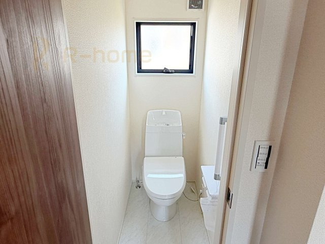 那珂市菅谷19期　新築戸建て　2号棟のトイレ|温水洗浄便座付きのトイレ。
トイレが２ヵ所設置で朝の忙しい時間でも安心です。