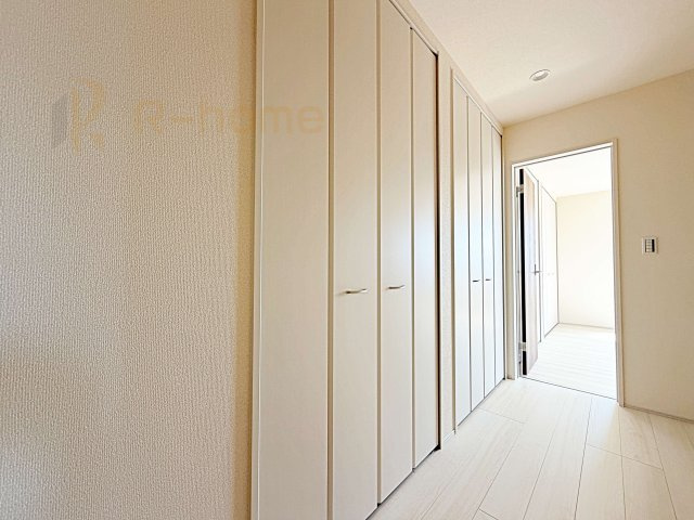 那珂市菅谷19期　新築戸建て　2号棟の収納|掃除用具などの収納に便利なホール収納！家族で活用できる嬉しい収納スペース♪