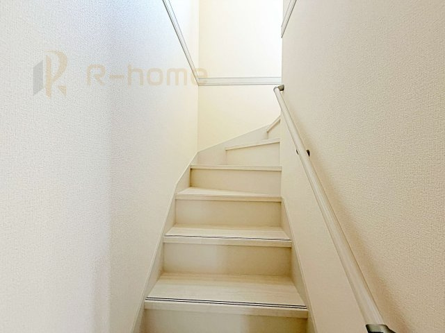 那珂市菅谷19期　新築戸建て　2号棟の内装|手すりのついた階段！小さなお子様の利用も一安心です♪