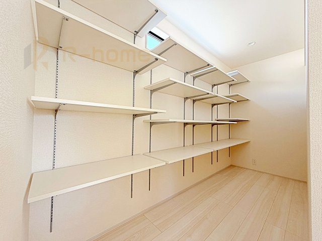 那珂市菅谷19期　新築戸建て　2号棟の収納|キッチンパントリーとしても活用できる収納スペース！整理しやすい可動棚付きです♪