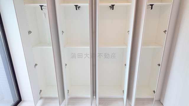 シーズンフラッツ大森西の収納|洋室4.3帖　壁一面のクローゼット