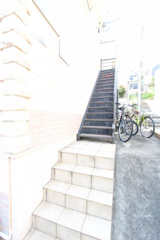 ユナイトステージ東白楽のエントランス