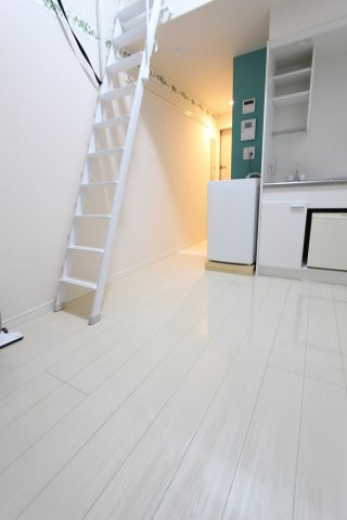 ユナイト鹿島田ホワイトジャスミンの居間・リビング|同アパートの参考写真です。