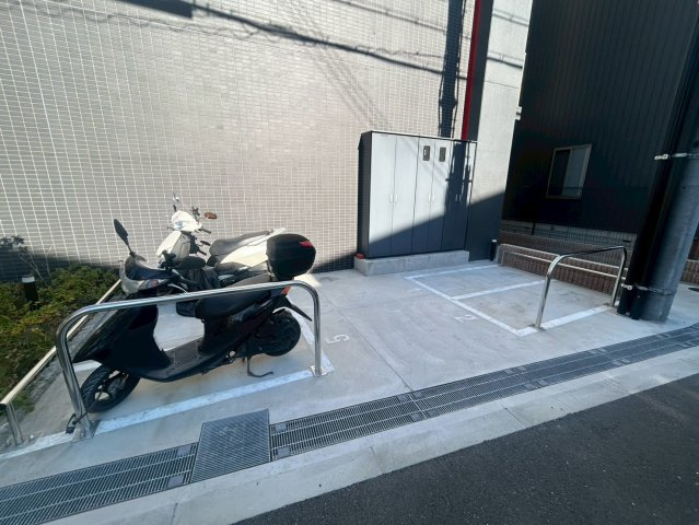 セレニテ九条リアンの駐車場