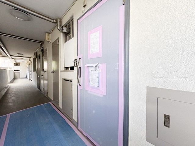 【その他共用部分】 | 上祖師谷ハイツ | 皆様をお迎えする、お部屋の玄関ドア。開けやすさや開放角度、ドアノブの操作しやすさや鍵の形状などを、現地で一度ご確認ください。～即日のご見学可能～　お問合せはお気軽にどうぞ。