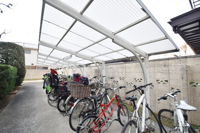 【駐輪場】 | 上祖師谷ハイツ | 自転車置き場。マンションの共用部にあたります。空きの有無や駐輪料金、各戸の台数制限などについては、改めてお問い合わせください。～即日のご見学可能～　お問合せはお気軽にどうぞ。
