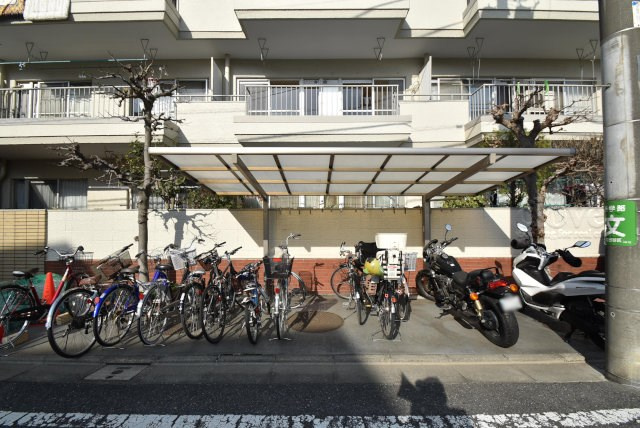 【駐車場】 | 上祖師谷ハイツ | バイク置き場。空き区画の有無や駐輪料金、サイズおよび排気量規定などについては、改めてお問い合わせください。～即日のご見学可能～　お問合せはお気軽にどうぞ。
