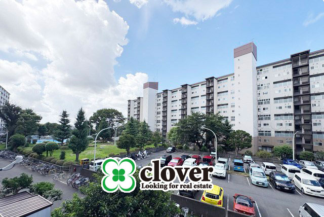 【展望】 | 上祖師谷ハイツ | 眼前に広がる空の雄大さと、このお部屋の自慢の一つである「眺望」をご覧ください。毎日、この景色を独り占めできる新生活に夢が広がります。～即日のご見学可能～　お問合せはお気軽にどうぞ。