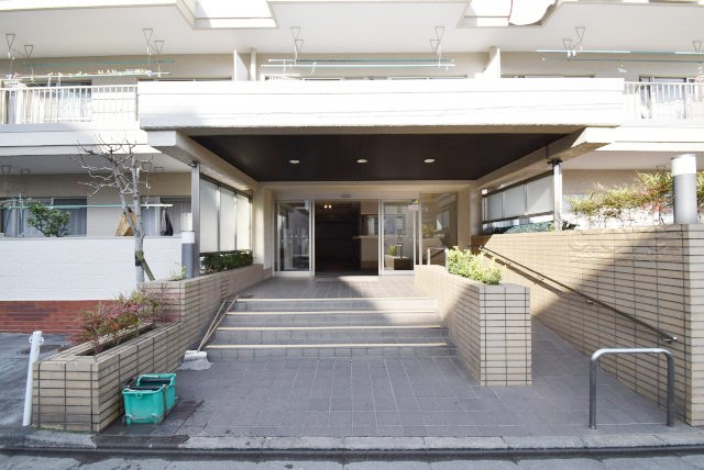 【エントランス】 | 上祖師谷ハイツ | 広々としたエントランスホール。入口の門をくぐった先にある、開放感と清潔感をあわせもつ空間です。お客様をお出迎えする際の、ロビーの役割も果たします。～即日のご見学可能～　お問合せはお気軽にどうぞ。

