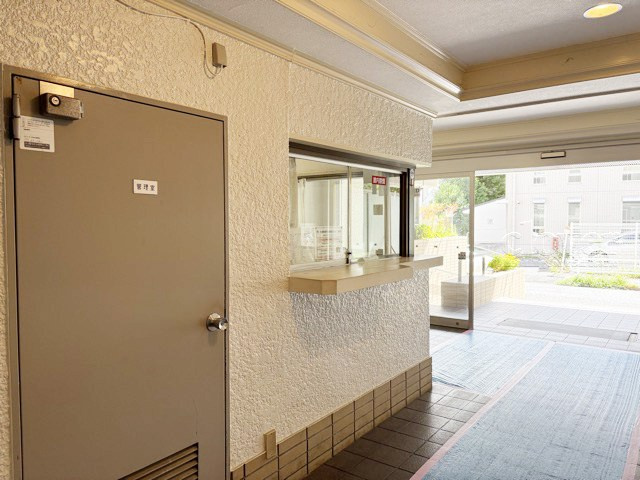 【受付】 | 上祖師谷ハイツ | 管理人さんが勤務する管理室。このマンションがきれいに保たれているのは、もちろん管理人さんのおかげ。～即日のご見学可能～　お問合せはお気軽にどうぞ。