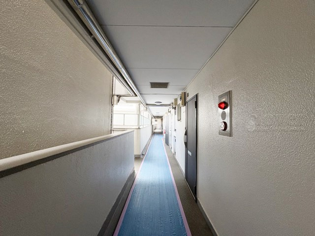 【その他共用部分】 | 上祖師谷ハイツ | マンションの共用廊下です。きれいに清掃されています。周囲のお部屋の様子も、ぜひ伺ってみてください。～即日のご見学可能～　お問合せはお気軽にどうぞ。