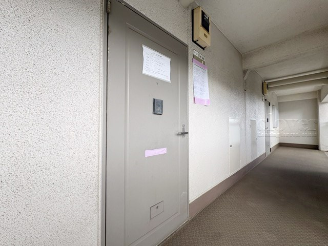 【その他共用部分】 | 狛江ハイタウン2号棟 | 皆様をお迎えする、お部屋の玄関ドア。開けやすさや開放角度、ドアノブの操作しやすさや鍵の形状などを、現地で一度ご確認ください。～即日のご見学可能～　お問合せはお気軽にどうぞ。