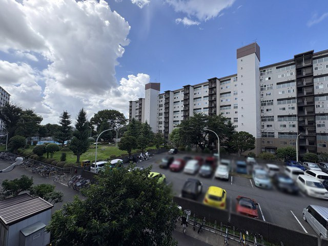 【展望】 | 狛江ハイタウン2号棟 | 眼前に広がる空の雄大さと、このお部屋の自慢の一つである「眺望」をご覧ください。毎日、この景色を独り占めできる新生活に夢が広がります。～即日のご見学可能～　お問合せはお気軽にどうぞ。
