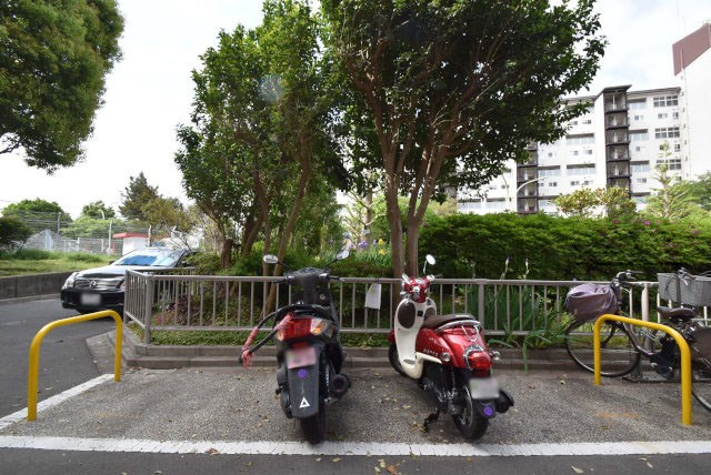 【駐車場】 | 狛江ハイタウン2号棟 | バイク置き場。空き区画の有無や駐輪料金、サイズおよび排気量規定などについては、改めてお問い合わせください。～即日のご見学可能～　お問合せはお気軽にどうぞ。