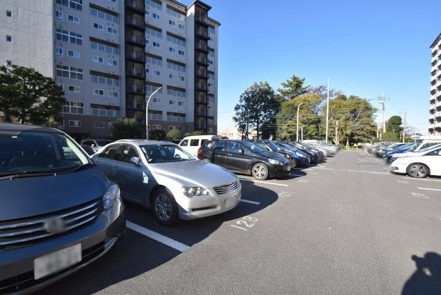 【駐車場】 | 狛江ハイタウン2号棟 | マンションの駐車場スペース。空きの有無や駐車料金、サイズ規定などについては、改めてお問い合わせください。～即日のご見学可能～　お問合せはお気軽にどうぞ。