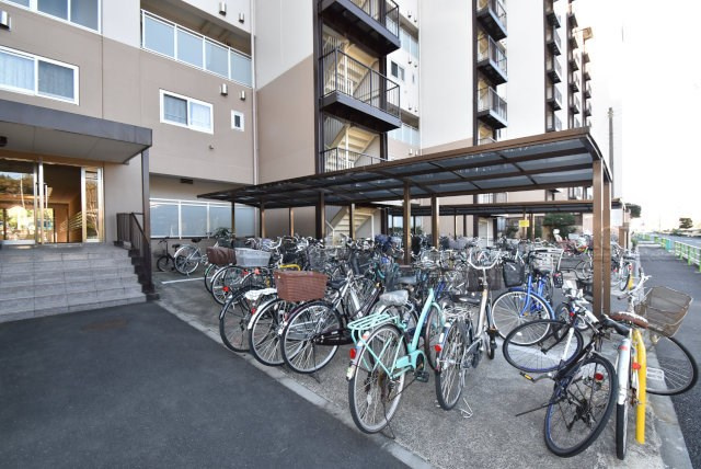 【駐輪場】 | 狛江ハイタウン2号棟 | 自転車置き場。マンションの共用部にあたります。空きの有無や駐輪料金、各戸の台数制限などについては、改めてお問い合わせください。～即日のご見学可能～　お問合せはお気軽にどうぞ。